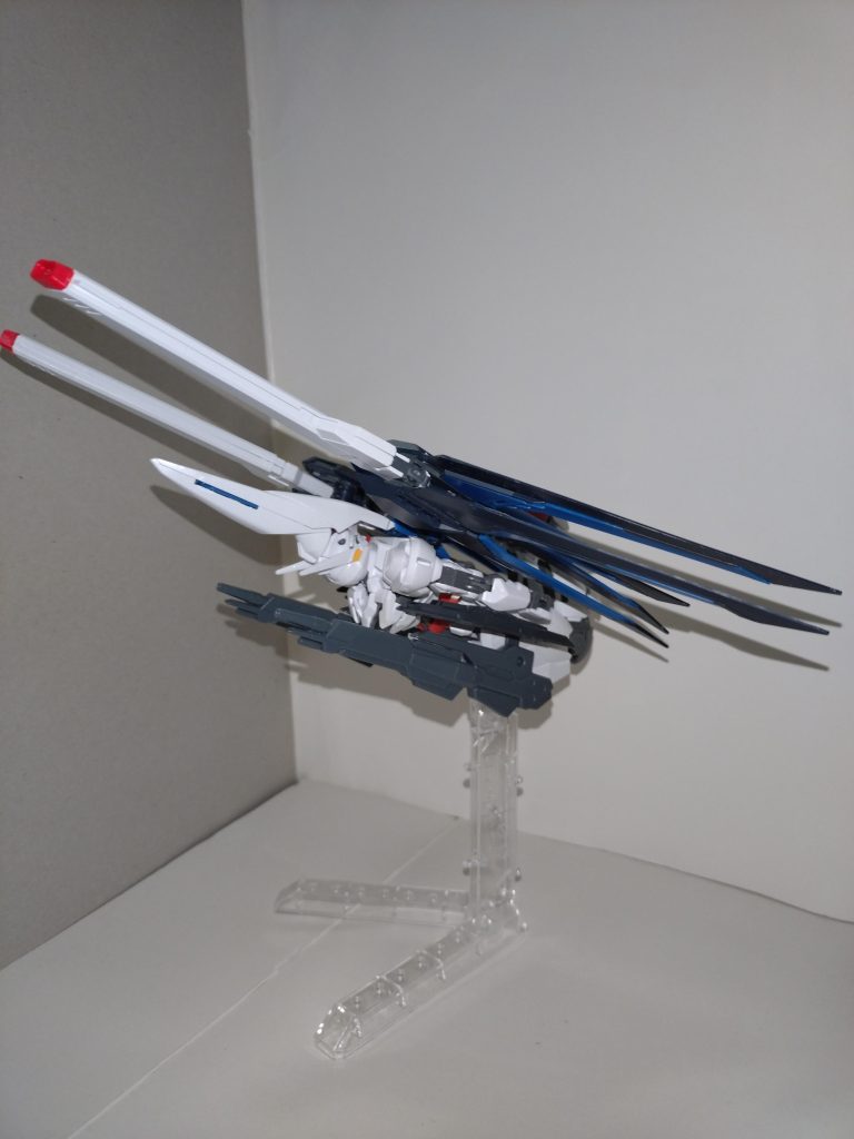 【MA形態】可変機構も改造前と変わらない。飛行速度はごくわずかに遅くなったものの、加速Gが下がり、並のパイロットでも耐えきれるようになった。七深「ここなんだ。“普通”になったところってのは」このMA形態では複合兵装防盾システムを当然のことながら使用できないが、これはこれで。 〜月ノ森女子学園の極秘情報より〜