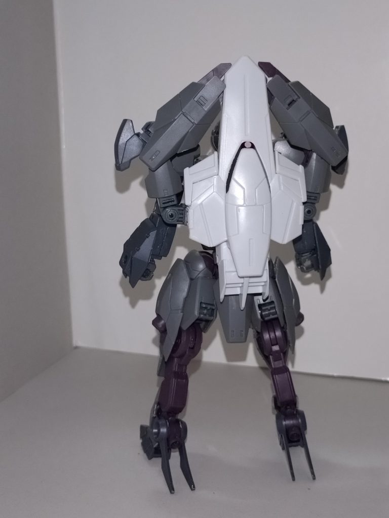 制作にあたっては、無人機であるガンドノードをもとに有人機にするため、カメラ部分とシェルユニットを黒く塗るガンドノード特有のマニピュレートバイス式の下腕を、MA形態時のクローアームとして使う変形時に、余剰パーツが出ないようにするという条件を自らに課した。愛称のマンドレイク(Mannedrake)とは、「Manned=有人機」「Drake=龍」を組み合わせた造語であるが、MA形態は宇宙世紀のMA-05ビグロを参照している。 特殊部隊「East of Eden」所属。