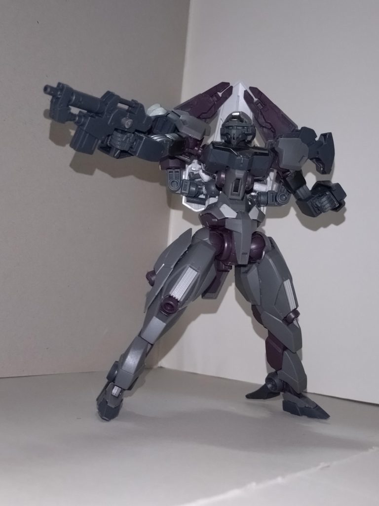 【武装】ビームサブマシンガンXGF-E3ガンドノードのビームレブライフルに代わって導入。非使用時には左右どちらかの前腕にあるシールドにマウントする。