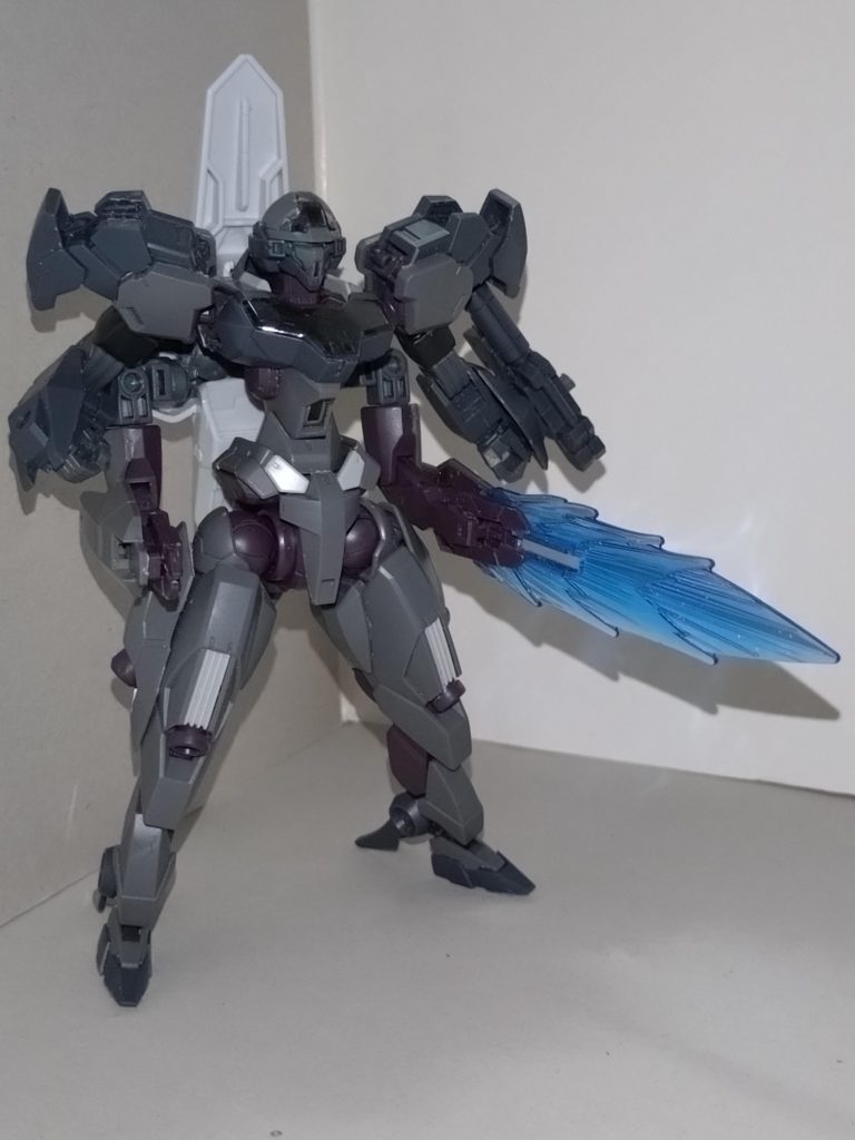 ビームブレイサー背部に2基がある。CFK-029ミカエリス(試作機)が装備していたものを小型化したもので、ロングレンジ対応のビームカノンモード(画像)と、連射力の高いビームマシンガンモードに、MA形態ではさらにビームピックモードにも切り替えられる。この装備により一見、本機は4本腕に見えるが、飽くまでこちらは武装に他ならず、MS形態、MA形態とで「腕」を切り替えているに過ぎない。 このほか、側頭部に実弾式CIWSを2門持つ。