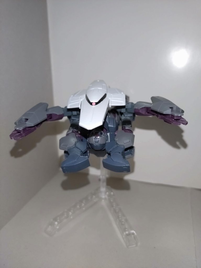 制作に使用したキットは大きく分けてガンドノード、ガンプラバトルアームアームズ、30MMフォレスティエリですが、バトルアームアームズ由来のバックパックの本体への接続には、30MSユフィア付属の2穴ジョイント接続アダプターの穴部分に、キットのランナーから切り出した棒を差して接着。さらにこのジョイントに30MMのジョイントを組み合わせました。そのバックパックの裏面は、ジャンクパーツやランナー切り出し片の接着により、情報量を上げています。側頭部のアンテナは切除。ビームブレイサー(ガンドノード本来の腕)のマニピュレートバイス(C1-12、C2-12)は切り離し、左右独立可動するようにしています。塗装箇所は頭部メインカメラ(顎部分)と、胸部シェルユニット、腹部カメラ。シェルユニットはジオングレイ、他はファントムグレイ(いずれもガンダムマーカー)を使用しました。ちなみにフォレスティエリの腕パーツ(肩以外)と、ガンドノードの肩ブロックの接続部は無改造で入ります。 Morfonicaメンバーによる作例の3周目は、これで終わりです。