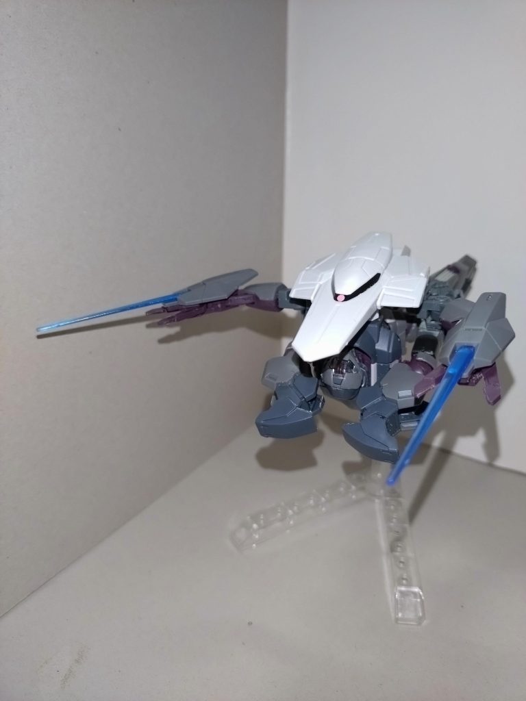 【MA形態】ガンドノードではオプションとしてMAユニットが存在するが、マンドレイクでは合体なしに単機でMAへの可変機構を持つ。頭部と下半身を180°回転させ、肩アーマーを起こし、ビームブレイサーを広げることで本形態になる。