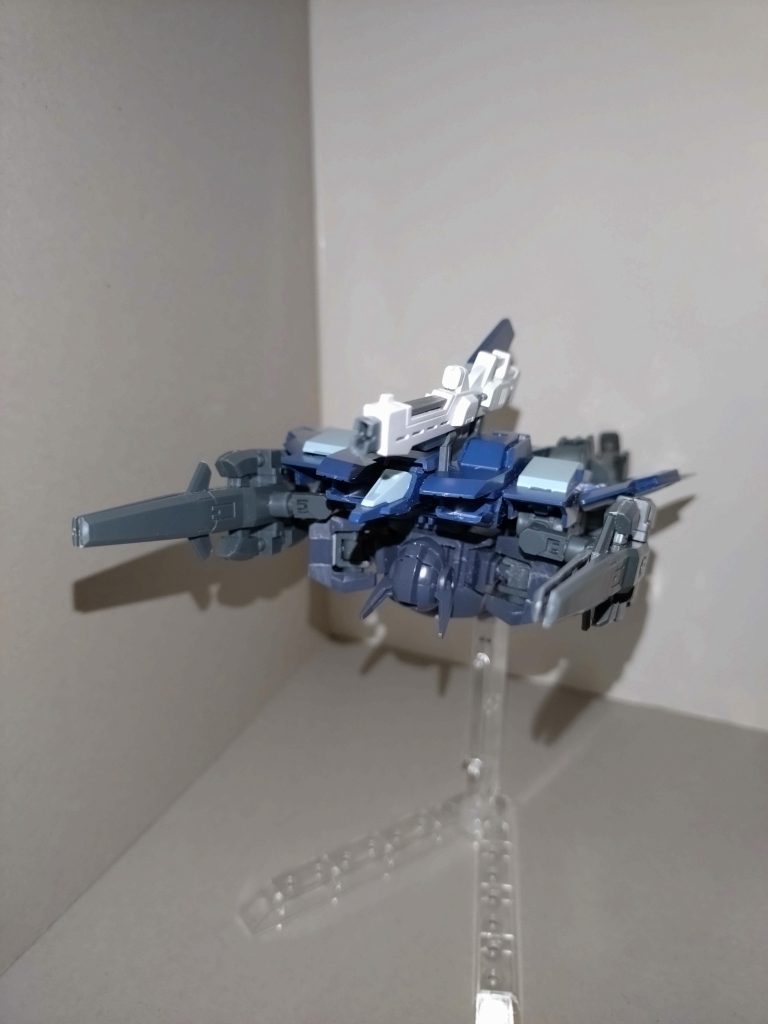 【ストライダー形態】頭部と下半身を180°回転させ、肩アーマーを閉じると、ストライダー形態になる。