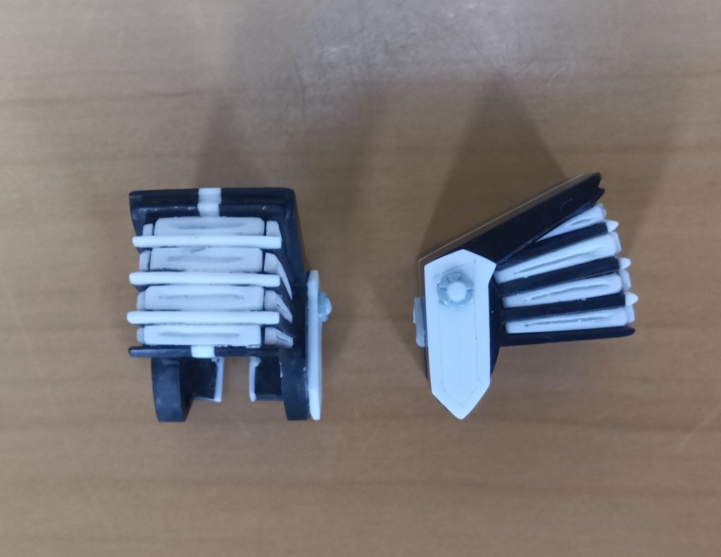 肩鎧は合わせ目で幅増し。F91のバックパックがモチーフなのに、バーニアが再現されていないので、キットを削り込んでプラ板で自作したバーニアを貼り付け。前面の飾りもプラ板、家紋？はランナーを使用。