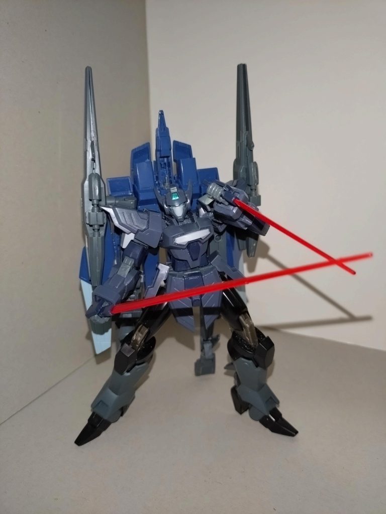 このほか、胸部に実体弾方式の4連装ニードルガンを装備する。