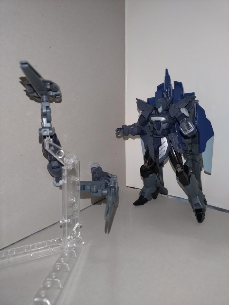 なおファハンはサイコミュ兵器でもあるが、使用時には、立希は思考を遮断して感覚のみで戦う。このときなぜかグロンギ語を話していたという証言もある。