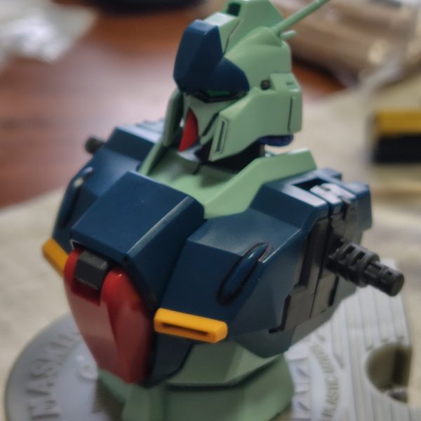 こんにちわ。今日も久々に製作開始しました。説明書通り、腕からパーツカットしましたがが、手首のグレネードの塗装をしないといけなくて、、マスキングしてマーカー直塗りして乾き待ちです。 3週くらいホゲーっとしてる間に、先に塗っておけばよかったです😅今更他も確認しましたが、そんなに色塗らなくても良さげでした😣いつも要領悪すぎる😣😣（2枚目）