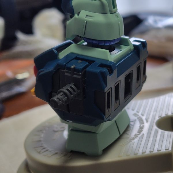 こんにちわ。今日も久々に製作開始しました。説明書通り、腕からパーツカットしましたがが、手首のグレネードの塗装をしないといけなくて、、マスキングしてマーカー直塗りして乾き待ちです。 3週くらいホゲーっとしてる間に、先に塗っておけばよかったです😅今更他も確認しましたが、そんなに色塗らなくても良さげでした😣いつも要領悪すぎる😣😣（3枚目）