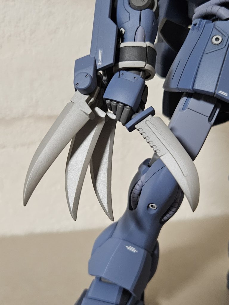 クローは削りで鋭くし 肉抜きはパテで埋めたこれは接着剤が効かない素材で プラ板貼り付け→削りができず苦労した