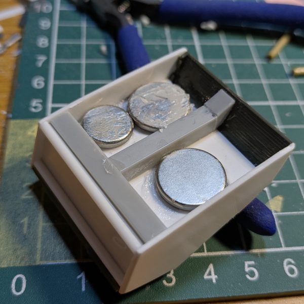 量産型ガンタンクのバックパックが出来ました😊流石に開閉機構までは作れず、開きっぱなしの固定です💦砲弾の装弾ギミックも固定ですが、プラ棒やらランナーやらで自作。グフカスタムの足が乗るように考えてデザインしました👍🏽中には磁石も仕込んでるのでグフカスタムの足がしっかりくっつきそうです😊（2枚目）