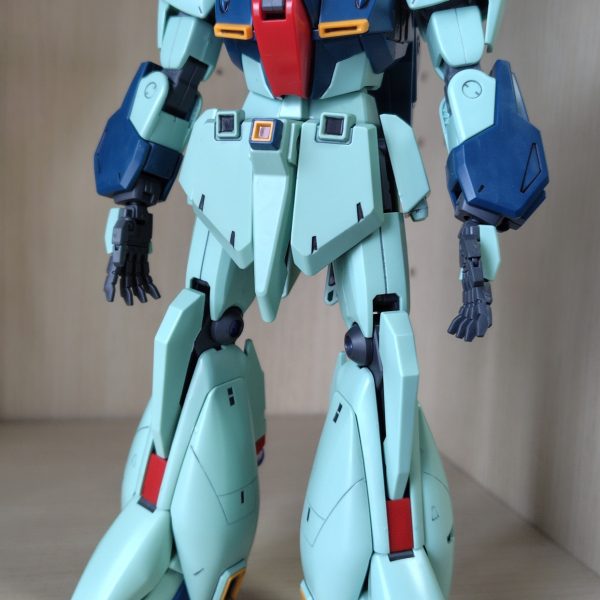 お早うございます。これからデカール貼りです。質問ですが、ヘックスデカール貼る場合は、先に貼りますか？どこに貼ろうか考えるのが苦手なので、ここからはかたまる時間が多くなる予感です。。。先にキットについてたデカール貼っても良いけど、ヘックス先の気がするし😣（2枚目）