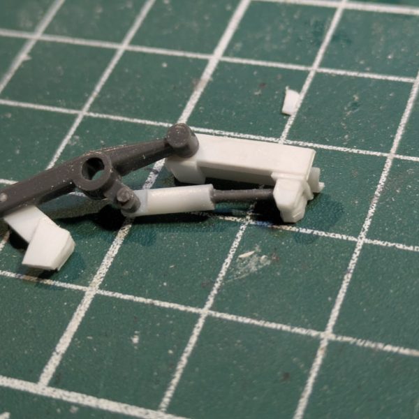 量産型ガンタンクのバックパックが出来ました😊流石に開閉機構までは作れず、開きっぱなしの固定です💦砲弾の装弾ギミックも固定ですが、プラ棒やらランナーやらで自作。グフカスタムの足が乗るように考えてデザインしました👍🏽中には磁石も仕込んでるのでグフカスタムの足がしっかりくっつきそうです😊（3枚目）