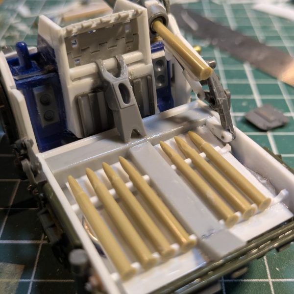量産型ガンタンクのバックパックが出来ました😊流石に開閉機構までは作れず、開きっぱなしの固定です💦砲弾の装弾ギミックも固定ですが、プラ棒やらランナーやらで自作。グフカスタムの足が乗るように考えてデザインしました👍🏽中には磁石も仕込んでるのでグフカスタムの足がしっかりくっつきそうです😊（6枚目）
