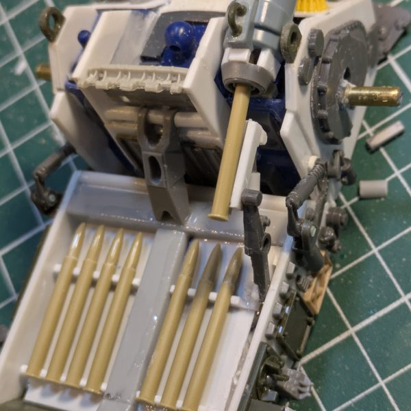 量産型ガンタンクのバックパックが出来ました😊流石に開閉機構までは作れず、開きっぱなしの固定です💦砲弾の装弾ギミックも固定ですが、プラ棒やらランナーやらで自作。グフカスタムの足が乗るように考えてデザインしました👍🏽中には磁石も仕込んでるのでグフカスタムの足がしっかりくっつきそうです😊（5枚目）