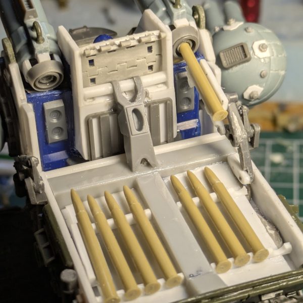 量産型ガンタンクのバックパックが出来ました😊流石に開閉機構までは作れず、開きっぱなしの固定です💦砲弾の装弾ギミックも固定ですが、プラ棒やらランナーやらで自作。グフカスタムの足が乗るように考えてデザインしました👍🏽中には磁石も仕込んでるのでグフカスタムの足がしっかりくっつきそうです😊（4枚目）