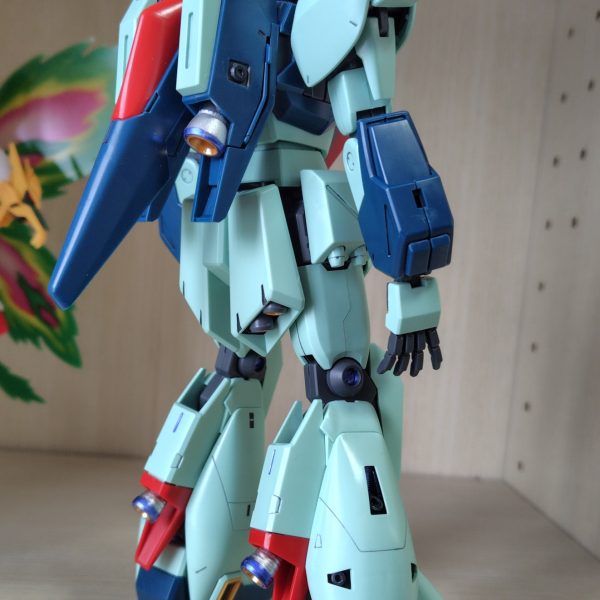 お早うございます。これからデカール貼りです。質問ですが、ヘックスデカール貼る場合は、先に貼りますか？どこに貼ろうか考えるのが苦手なので、ここからはかたまる時間が多くなる予感です。。。先にキットについてたデカール貼っても良いけど、ヘックス先の気がするし😣（3枚目）