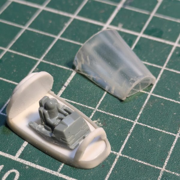 量産型ガンタンクの顔が出来ました！！最初はキットに付属のコクピットを切り刻んで作ろうといろいろやりましたが、結局納得いくものができず自分でスクラッチすることにしました💦アンテナはデキるだけ細く長くしたかったので、金属のワイヤーを使って再現しました(gundam-kao2) これで造形に関しては完了したので、塗装工程に移りたいと思います🙋🏻（2枚目）