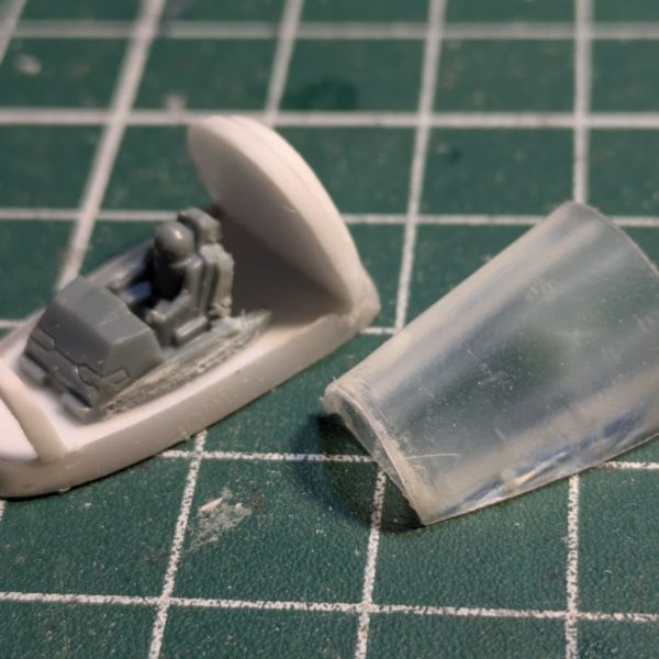 量産型ガンタンクの顔が出来ました！！最初はキットに付属のコクピットを切り刻んで作ろうといろいろやりましたが、結局納得いくものができず自分でスクラッチすることにしました💦アンテナはデキるだけ細く長くしたかったので、金属のワイヤーを使って再現しました(gundam-kao2) これで造形に関しては完了したので、塗装工程に移りたいと思います🙋🏻（3枚目）
