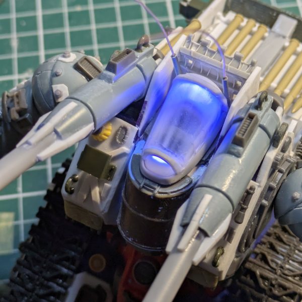 量産型ガンタンクの顔が出来ました！！最初はキットに付属のコクピットを切り刻んで作ろうといろいろやりましたが、結局納得いくものができず自分でスクラッチすることにしました💦アンテナはデキるだけ細く長くしたかったので、金属のワイヤーを使って再現しました(gundam-kao2) これで造形に関しては完了したので、塗装工程に移りたいと思います🙋🏻（4枚目）