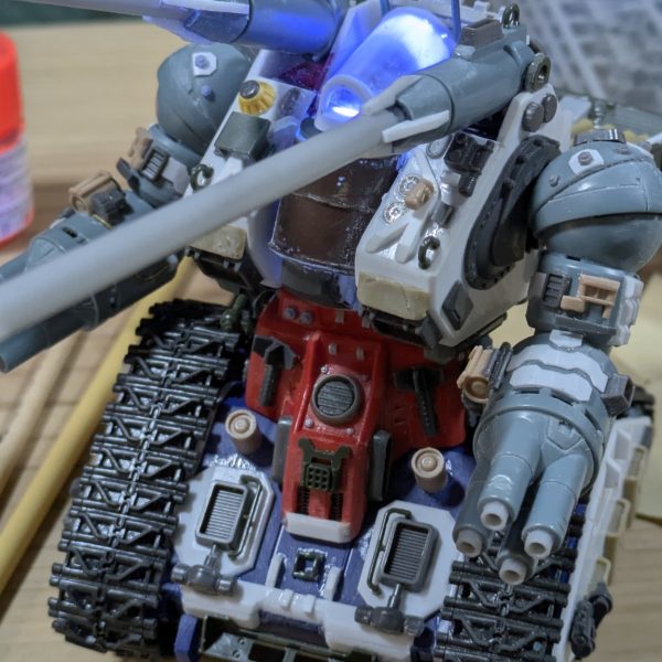 量産型ガンタンクの顔が出来ました！！最初はキットに付属のコクピットを切り刻んで作ろうといろいろやりましたが、結局納得いくものができず自分でスクラッチすることにしました💦アンテナはデキるだけ細く長くしたかったので、金属のワイヤーを使って再現しました(gundam-kao2) これで造形に関しては完了したので、塗装工程に移りたいと思います🙋🏻（5枚目）