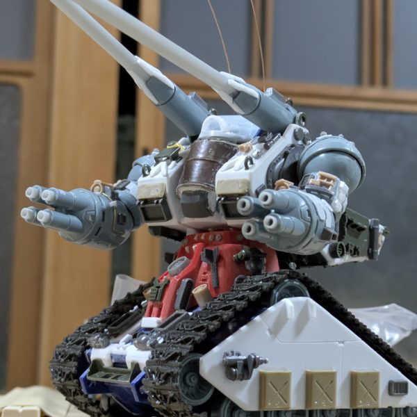 量産型ガンタンクの顔が出来ました！！最初はキットに付属のコクピットを切り刻んで作ろうといろいろやりましたが、結局納得いくものができず自分でスクラッチすることにしました💦アンテナはデキるだけ細く長くしたかったので、金属のワイヤーを使って再現しました(gundam-kao2) これで造形に関しては完了したので、塗装工程に移りたいと思います🙋🏻（7枚目）