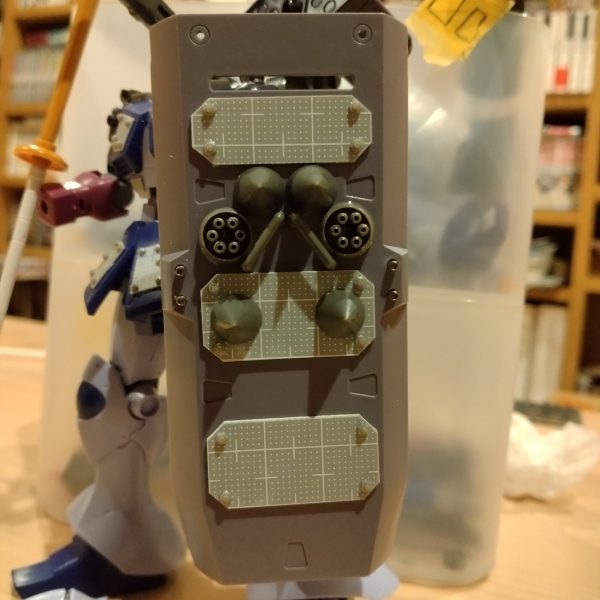目についたパーツを思いつくままに切った貼ったした結果…見事にチグハグに当初のコンセプトとなんか違うけど、まぁ塗れば何とかなるはず！バックパックもシールドもそれぞれお気に入りです。（2枚目）