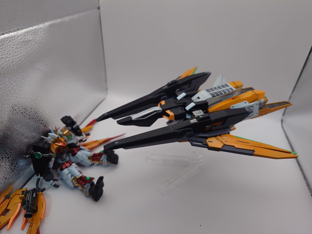 強敵との戦闘で大破したところにサポートメカが到着した胸熱展開をイメージしました。