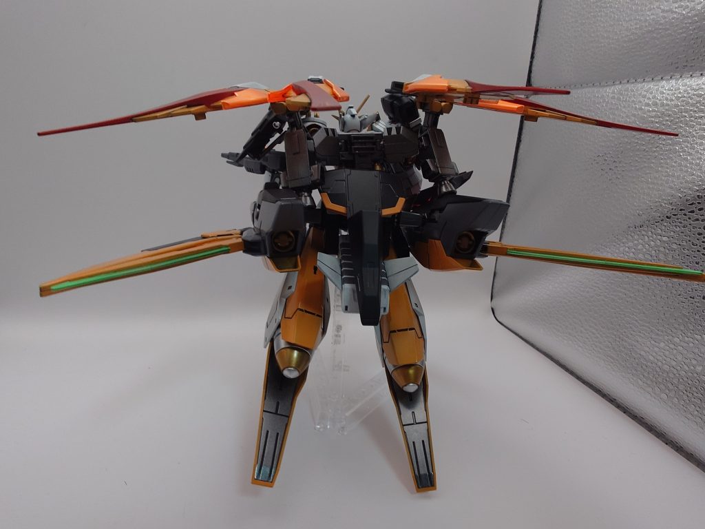 リアビューです。武装の増加により重量が増しているが、バーニアとGNドライブの増設により最大速度は増しているというよくある仕様です(笑)