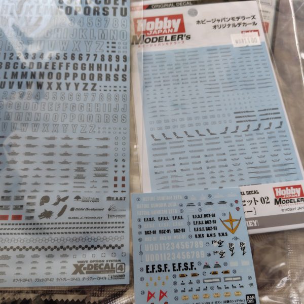あと休みも半日ですが、デカールすみません。ヘックス迷彩のデカールは貼らないと決めて、いつものパターンで貼ろうと、バラしてたら、脚のバリが気になり少しヤスってました😂お昼食べたら野球中継もあるし、進むかなぁ😣ちなみに説明書に指示してある以外にも、既存のデカールにアルファベットとかマークあったんですね😂（2枚目）