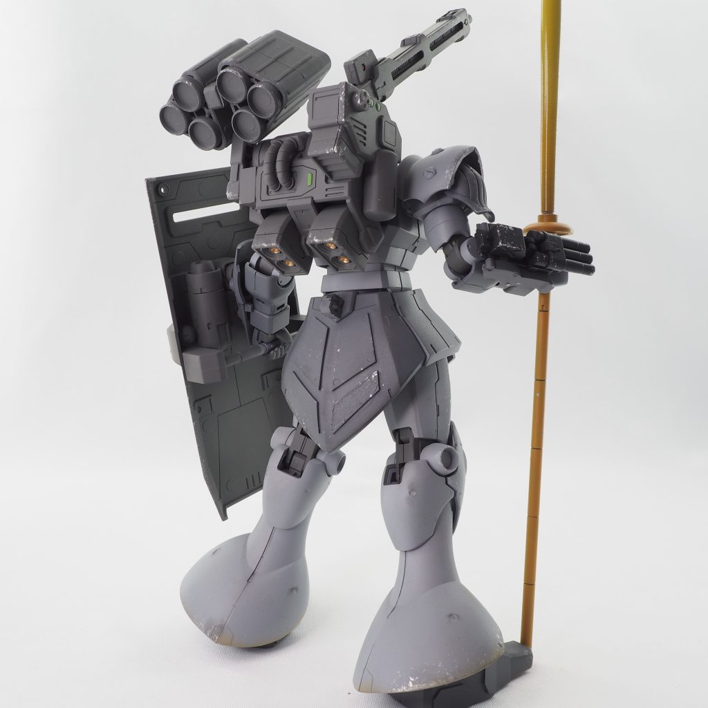 近接強化型のギャン・ファウストと対を成す、砲撃強化型の改修機。最大の特徴である遠近攻防一体の大型アサルトシールドのほか、ビームキャノンとミサイルポッドを装備。ゲシュッツ(Geschütz=大砲)の名に恥じぬ射撃性能を誇るが、ベース機の運動性の高さ故、パイロット次第では近接戦も十分にこなすことが可能である。