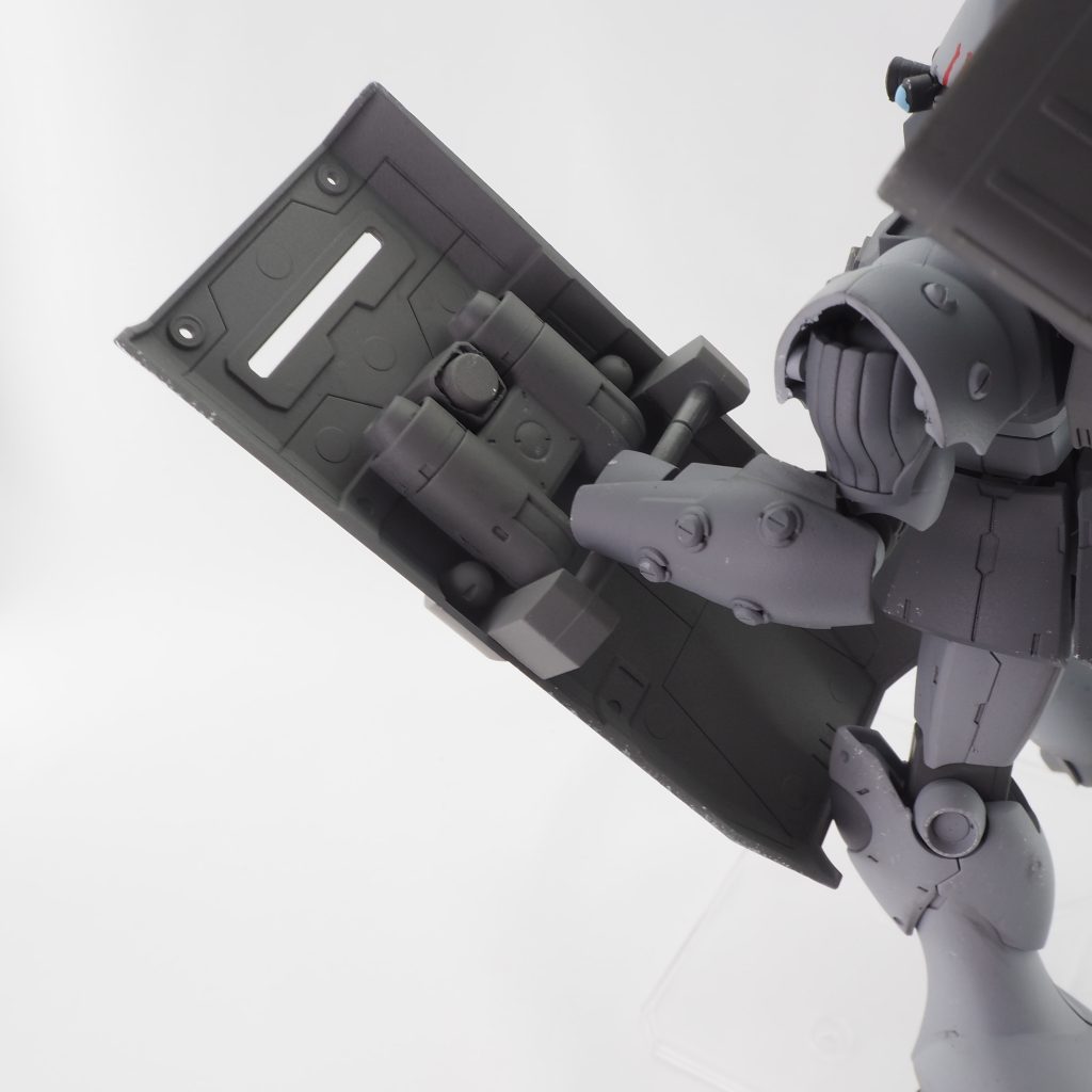 シールド裏もジャンクパーツで弾倉ぽいものを作りました。腕との接続は磁石でガッチリです!