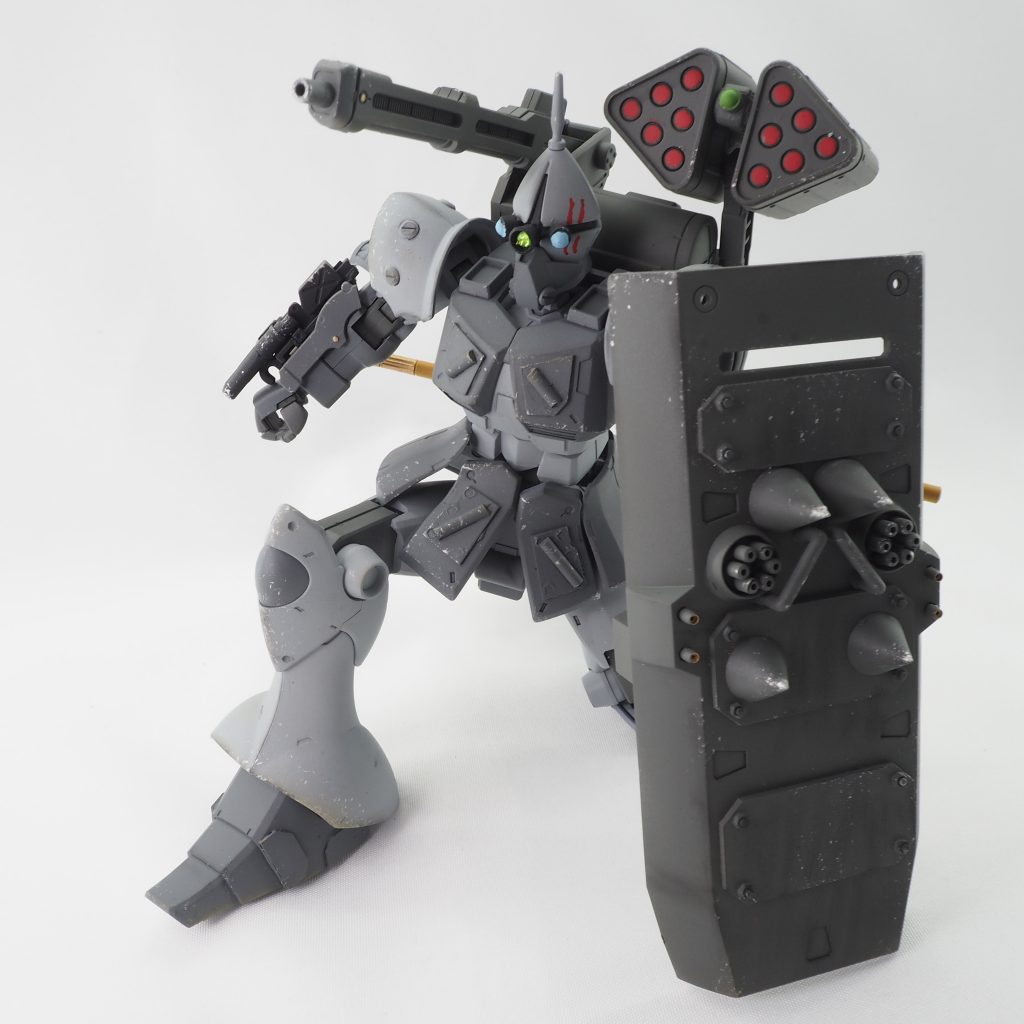 速射型ビームキャノン、ミサイルポッドゲルググキャノンをベースにビームマシンガンの砲身、イフリート改のミサイルポッドを組み合わせました。ミサイルポッドはナハトの余剰パーツなので前後逆ですが、それっぽく組みました。
