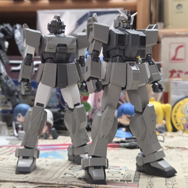 結構前から放置してた陸ガンですが、ようやく塗装してきました。試作機っぽいイメージでロービジで…マシンガンのマガジンやシールドは支給品っぽいので塗装なしにすることに… ついでに陸ジムも塗装陸ジムは二の腕や太ももを白のままにし、アクセントに明日まとめて完成させる予定です！！（7枚目）