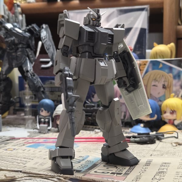 結構前から放置してた陸ガンですが、ようやく塗装してきました。試作機っぽいイメージでロービジで…マシンガンのマガジンやシールドは支給品っぽいので塗装なしにすることに… ついでに陸ジムも塗装陸ジムは二の腕や太ももを白のままにし、アクセントに明日まとめて完成させる予定です！！（2枚目）
