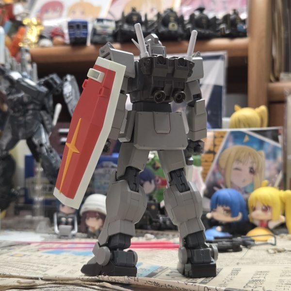 結構前から放置してた陸ガンですが、ようやく塗装してきました。試作機っぽいイメージでロービジで…マシンガンのマガジンやシールドは支給品っぽいので塗装なしにすることに… ついでに陸ジムも塗装陸ジムは二の腕や太ももを白のままにし、アクセントに明日まとめて完成させる予定です！！（3枚目）