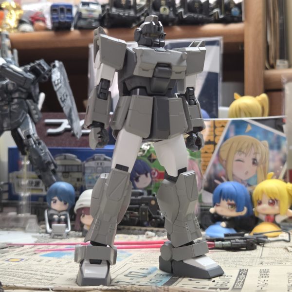 結構前から放置してた陸ガンですが、ようやく塗装してきました。試作機っぽいイメージでロービジで…マシンガンのマガジンやシールドは支給品っぽいので塗装なしにすることに… ついでに陸ジムも塗装陸ジムは二の腕や太ももを白のままにし、アクセントに明日まとめて完成させる予定です！！（4枚目）