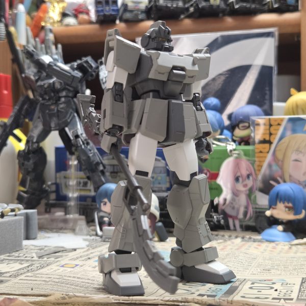 結構前から放置してた陸ガンですが、ようやく塗装してきました。試作機っぽいイメージでロービジで…マシンガンのマガジンやシールドは支給品っぽいので塗装なしにすることに… ついでに陸ジムも塗装陸ジムは二の腕や太ももを白のままにし、アクセントに明日まとめて完成させる予定です！！（5枚目）