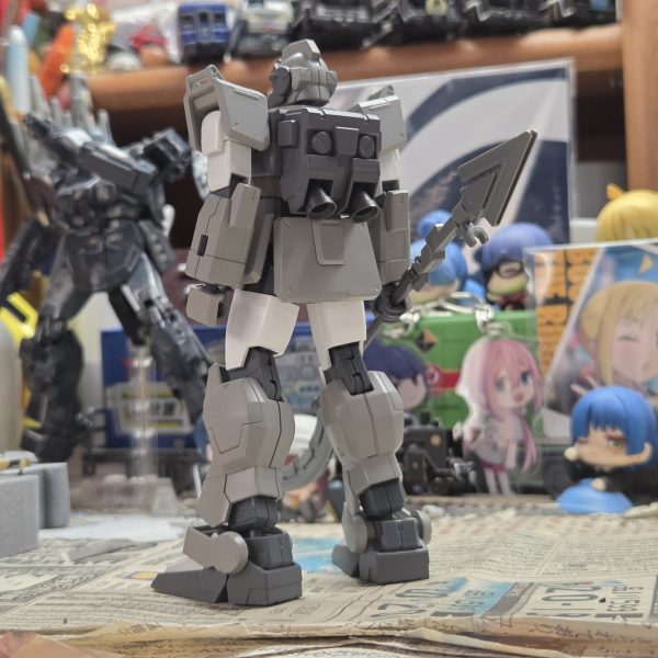 結構前から放置してた陸ガンですが、ようやく塗装してきました。試作機っぽいイメージでロービジで…マシンガンのマガジンやシールドは支給品っぽいので塗装なしにすることに… ついでに陸ジムも塗装陸ジムは二の腕や太ももを白のままにし、アクセントに明日まとめて完成させる予定です！！（6枚目）