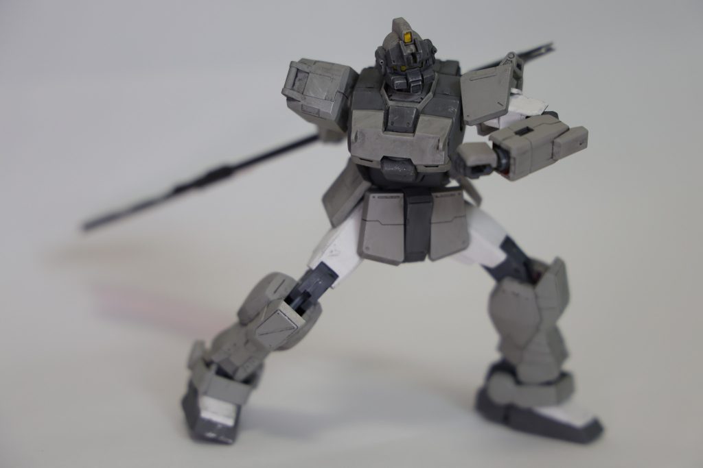 まずは機体解説RGM-79[G]S陸戦型ジムストライカータイプ陸戦型ジムをベースにMSとのインファイト向けに改良を加えた機体各部への増加装甲の設置による防御性能の向上に加え、各部の調整により運動性の向上が図られている。
