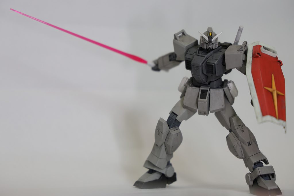 ビームサーベルはRX-78と同等品を使用。バックパックに計2本装備する。本格的な生産の際は地上用に調整されたものに変更されたほか、装備位置が脚部に変更された。