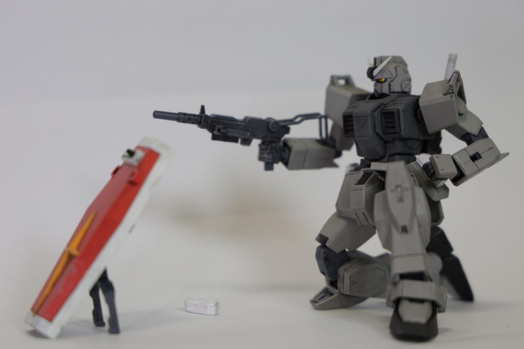 加工という加工は無しでシンプルに仕上げました。シールドは旧HGUCのガンダムのものに陸ガンの基部を取り付けて対応。陸ガンの腕に不自由なく装備できるほか、バイポッドがあるため地面に立てることもできます。