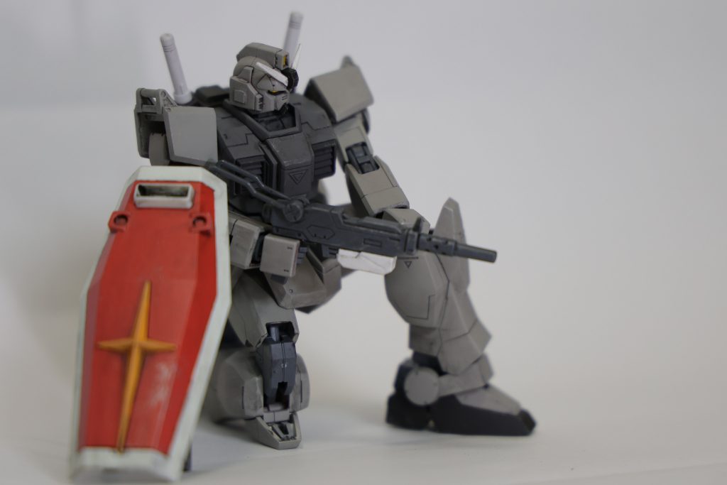 実戦を通したデータ取得を想定して開発されたため、RX-78と異なる濃淡のグレーを使用した淡白なカラーリングとなっている。