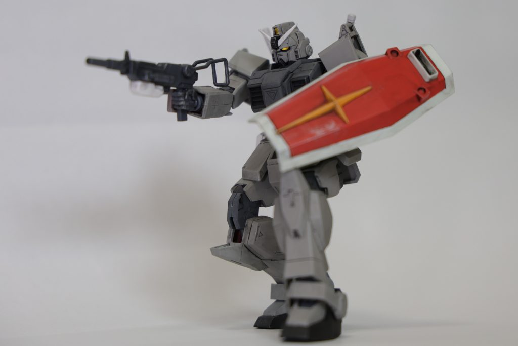 シールドはRX-78の規格落ち部品を使用。良品と比較すると防御性能が少し劣る。カラーリングはRX-78と同じものを使用する。