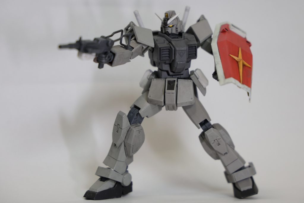 まずは機体の解説を…RX-79 量産型ガンダムRX-78の品質規格落ち部品の利用方法を探るために、ガンダムのローエンドモデルとして組み上げた機体。地上での使用を目的として開発されたが、宇宙での使用も想定されており、OSの切り替えにより対応する。