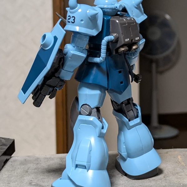 HGUC MS-07B-3 グフカスタム製作中!今日は武器類の組み立て&デカール貼り。元ランバ・ラル隊隊員で北米ジオン軍エースだったヘクター・ハモンドがUC.0095のラサで国連に雇われたPMCとして搭乗している機体なのでランバ・ラル隊の隊章とUNマークが同居している不思議な状態。因みに機体番号の23はハモンドが北米時代に所属していた第23独立コマンドに由来。（2枚目）