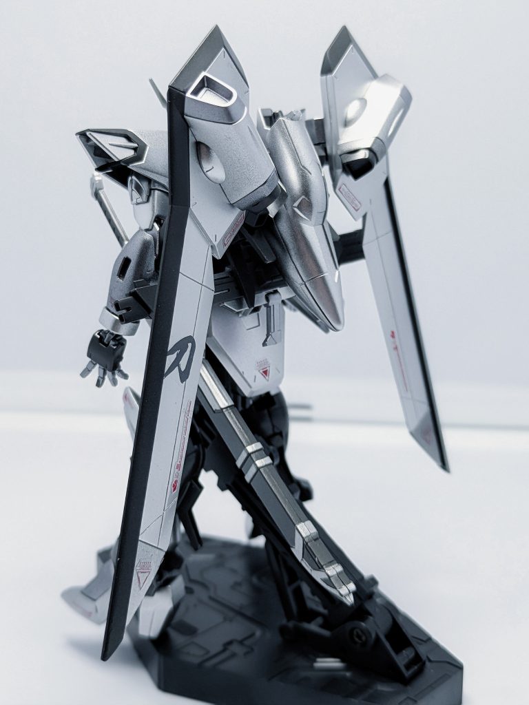 背面久々のデカールワークです。今回は塗装の色味を魅せたかったので控えめで。