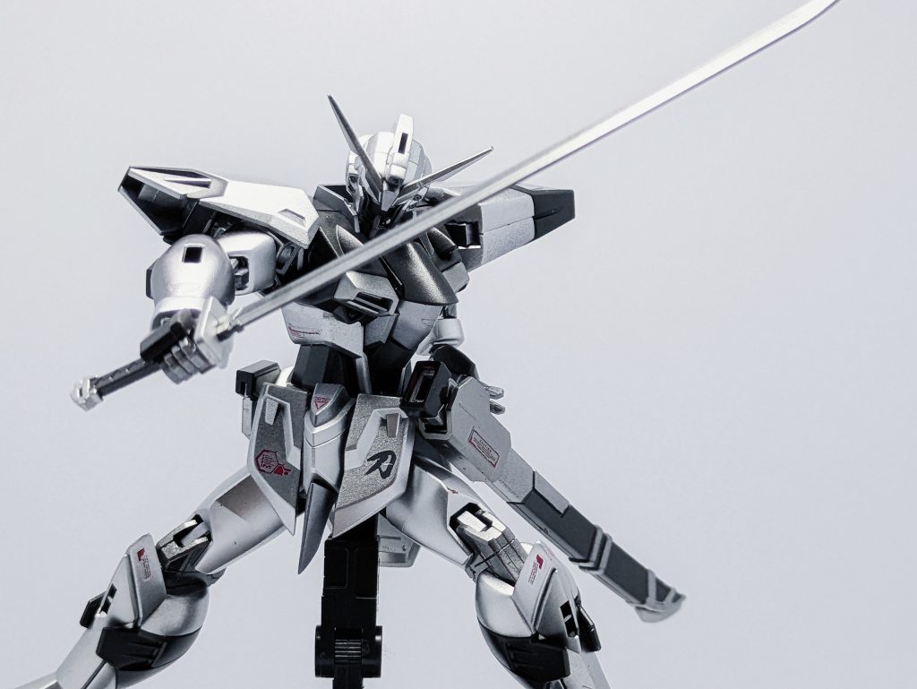 ガーベラストレートは腰にマウント。バエルのソードラックを改造したものを腰のボールジョイントにそのまま取り付けています。余談ですが、今回のモチーフはSUZUKIの単車「刀」とEVA四号機。試験運用を目的に作られた幻の機体……的なコンセプトです。