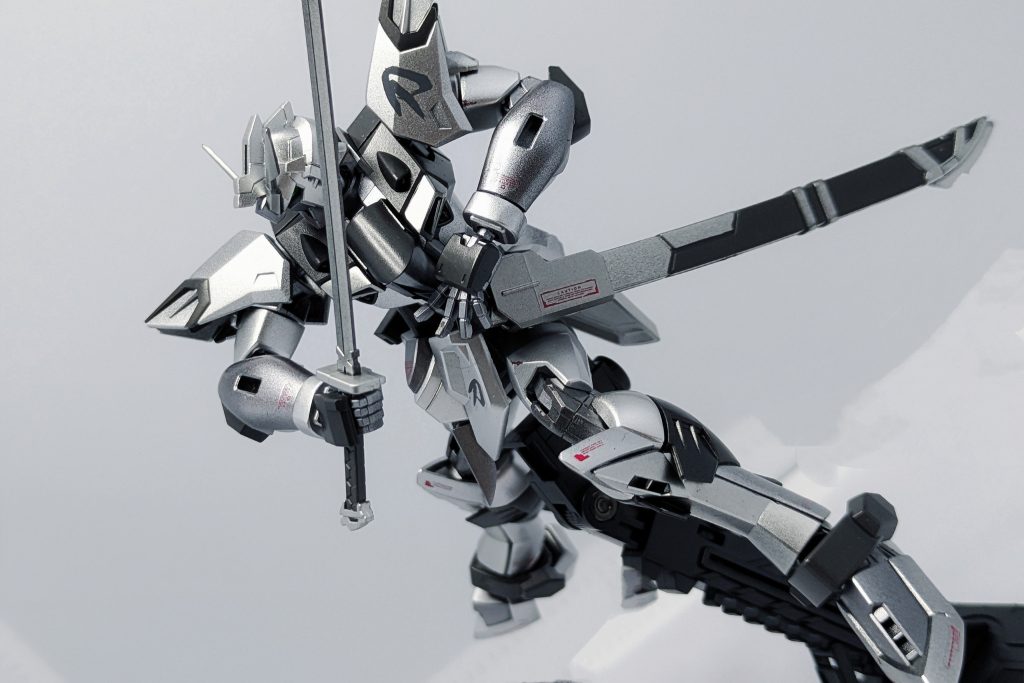 抜刀ポーズ。可変機のコンセプトは死にますが、今回の設定では背面ウイングはフライングユニットとして装備し、白兵戦時は分離が可能……って感じになってます。