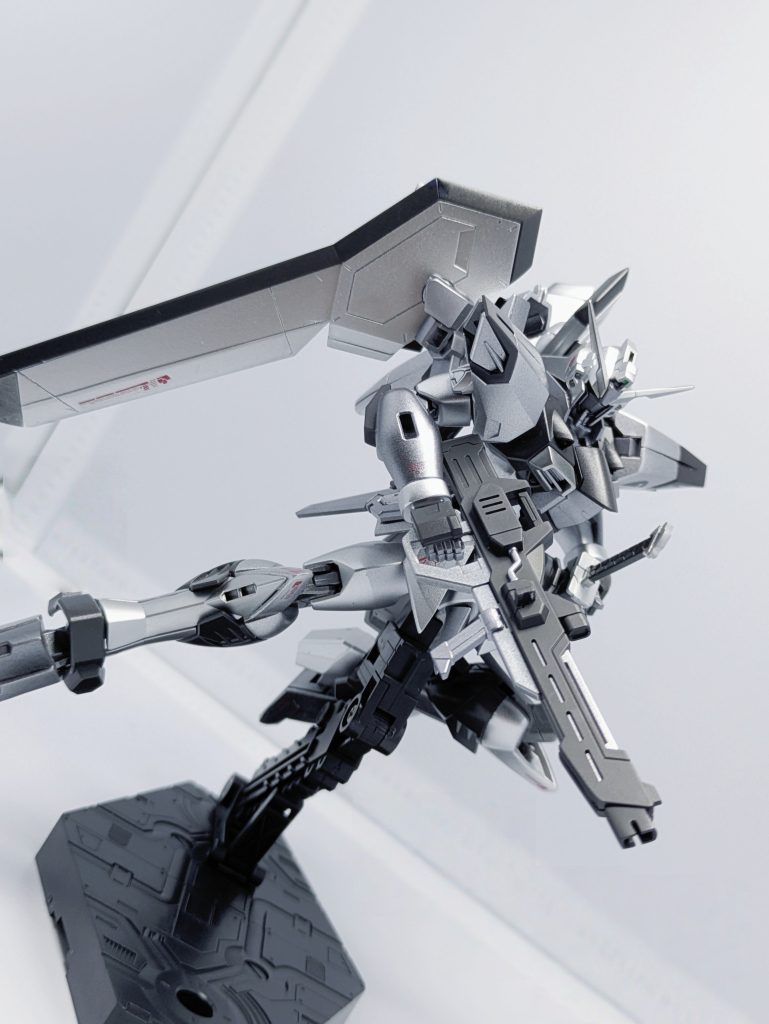 ビームライフルも装備してます。最近のキットはモナカに具を挟むことでマスキングしなくても色分けができるようになってて優秀ですね。ライフルを構えた途端に溢れ出る量産機感。