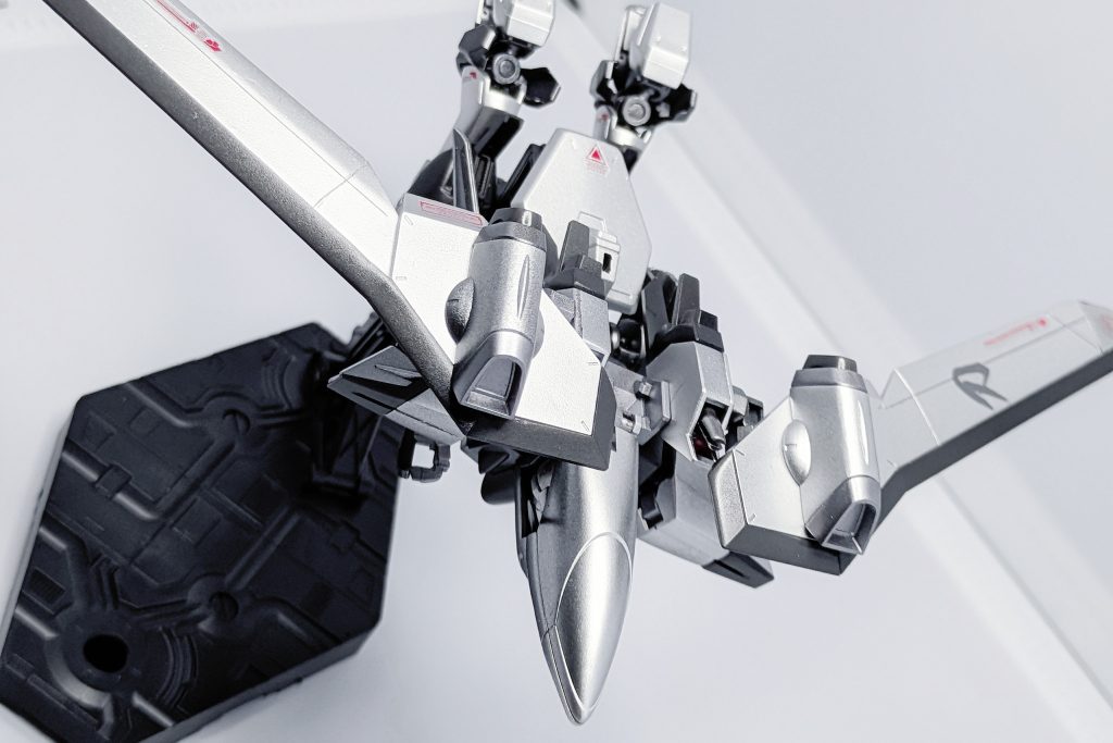 申し訳程度の変形形態。アンテナが破損しそうでめっちゃ怖いのでもう二度と変形させません。──────────────︎✦︎今回の使用塗料G=ガイアノーツC=クレオス・G EXブラック(gloss)・Gブレードシルバー・Gハウンドシルバー・Gフレームメタリック・Gスーパーメッキシルバー・Cスーパークロームシルバー・Cグラファイトブラック